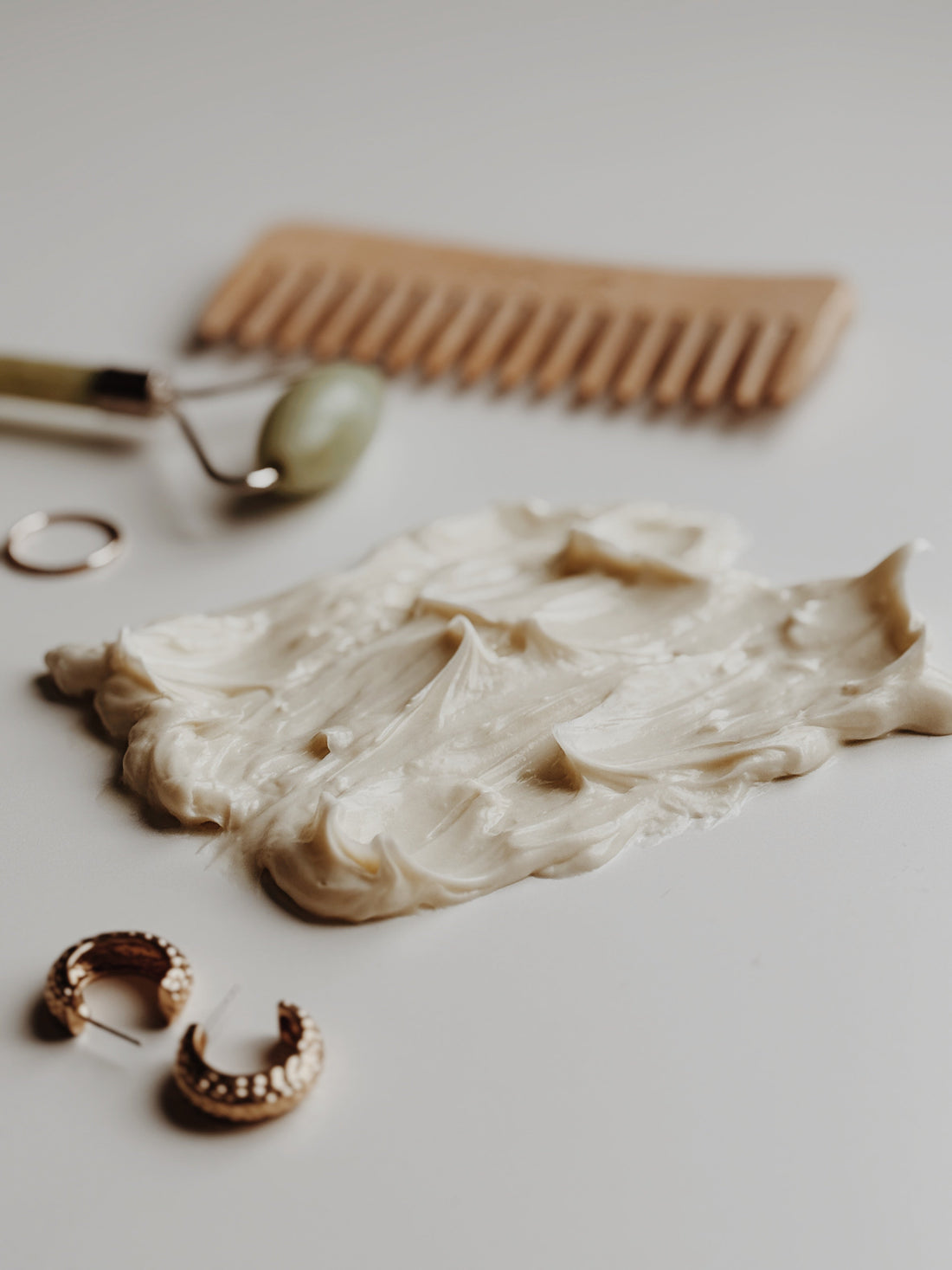🌿 Why Your Skin Still Feels Dry (Even After Moisturizing)